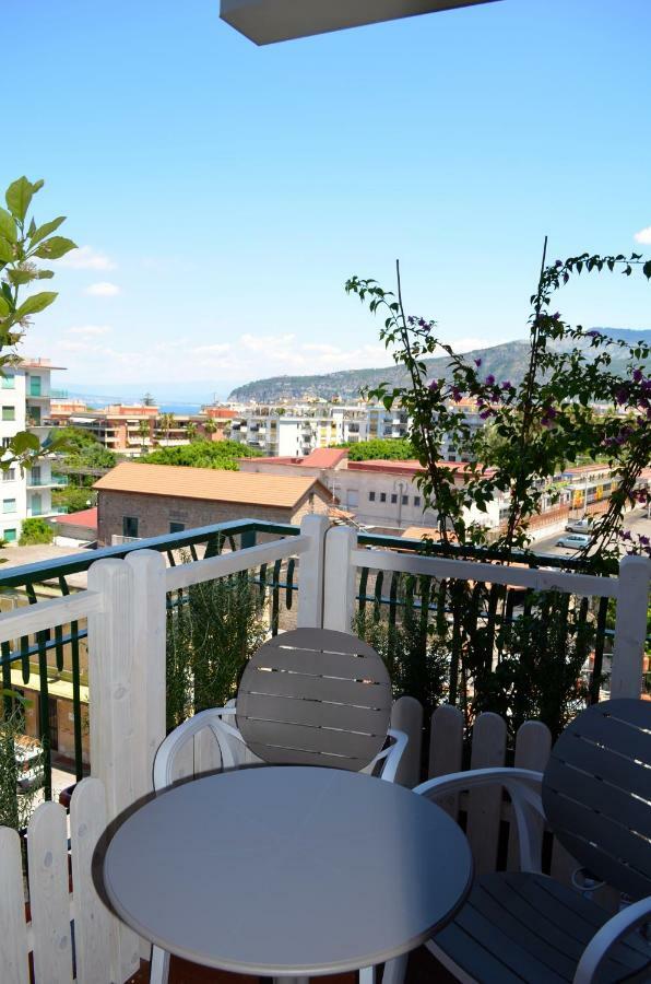 Luiselle Charming Accommodation Sorrento City Center Luaran gambar